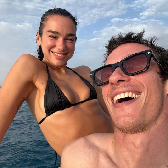 啪姐卡哥意大利度假合照“Du家夫妻”啪姐DuaLipa&卡狗Cal