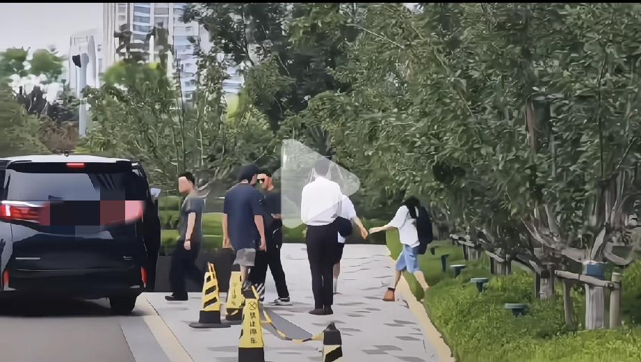 7月26日，谢霆锋青岛演唱会结束后坐车准备回香港，他戴墨镜出来，瘦骨嶙峋让人心疼