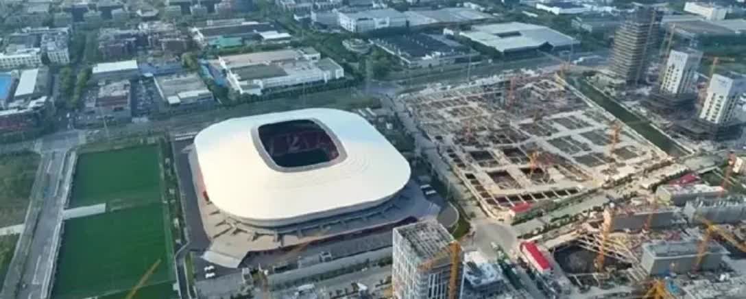 在上海要建成一座足球城很难，因为在寸土寸金的上海基本很难找到合适地块，地段好的基