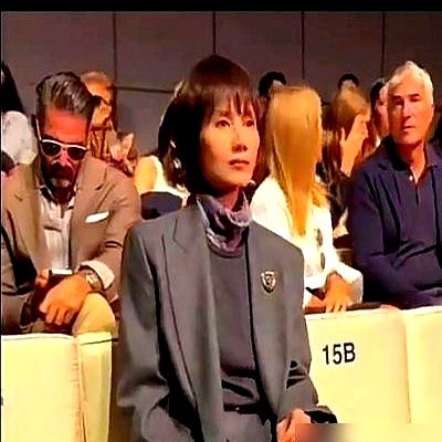 内娱还在死磕精修图救垮脸，47公斤的袁泉穿身灰西装，直接在米兰阿玛尼秀场把法令纹怼在镜头前。整整四个