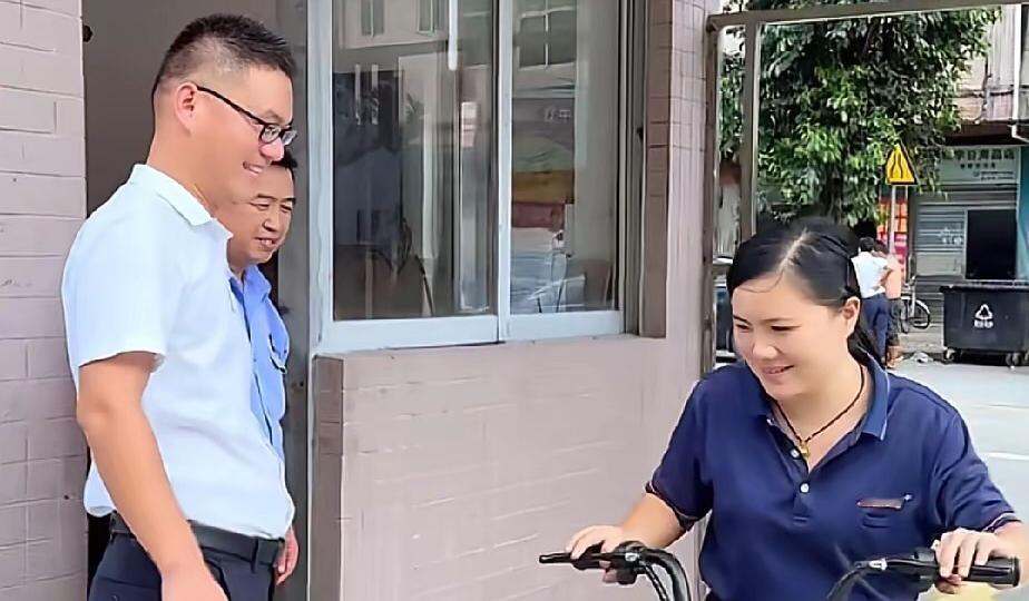 小区里的家长里短，总绕不开物业和业主的那点事儿。我家邻居最近就因物业费闹得人尽皆