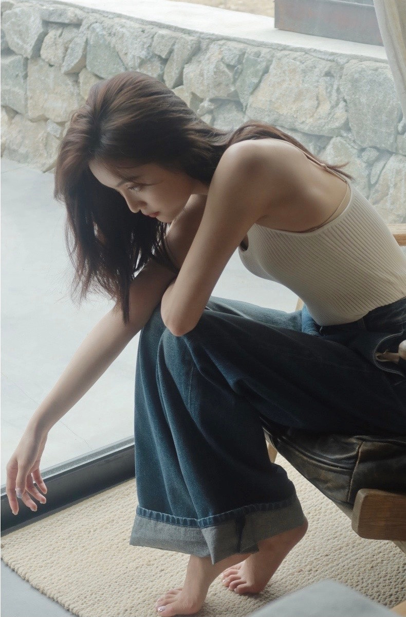 吴宣仪甜美私服，白背心牛仔，可爱的小脚丫。吴宣仪