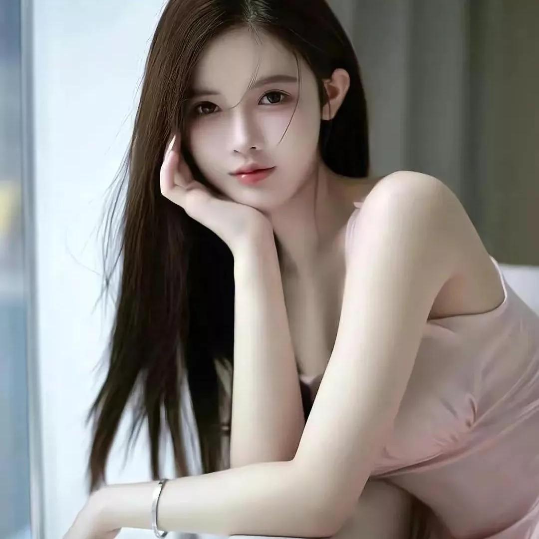 温柔甜美的少女，倚窗凝望，心旷神怡。自然清新美少女少女的笑容美少女的微笑秋