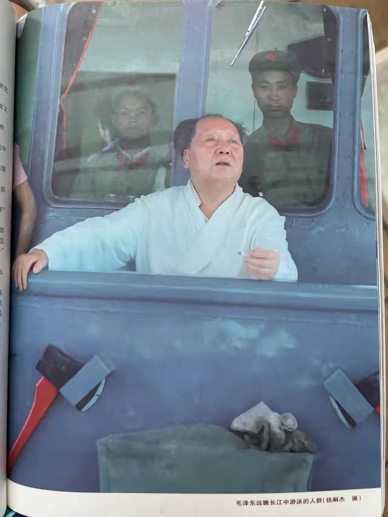 1966年，武汉。畅游长江后，伟人兴致勃勃地点起烟，然后站汽渡船舷窗前看长江大桥