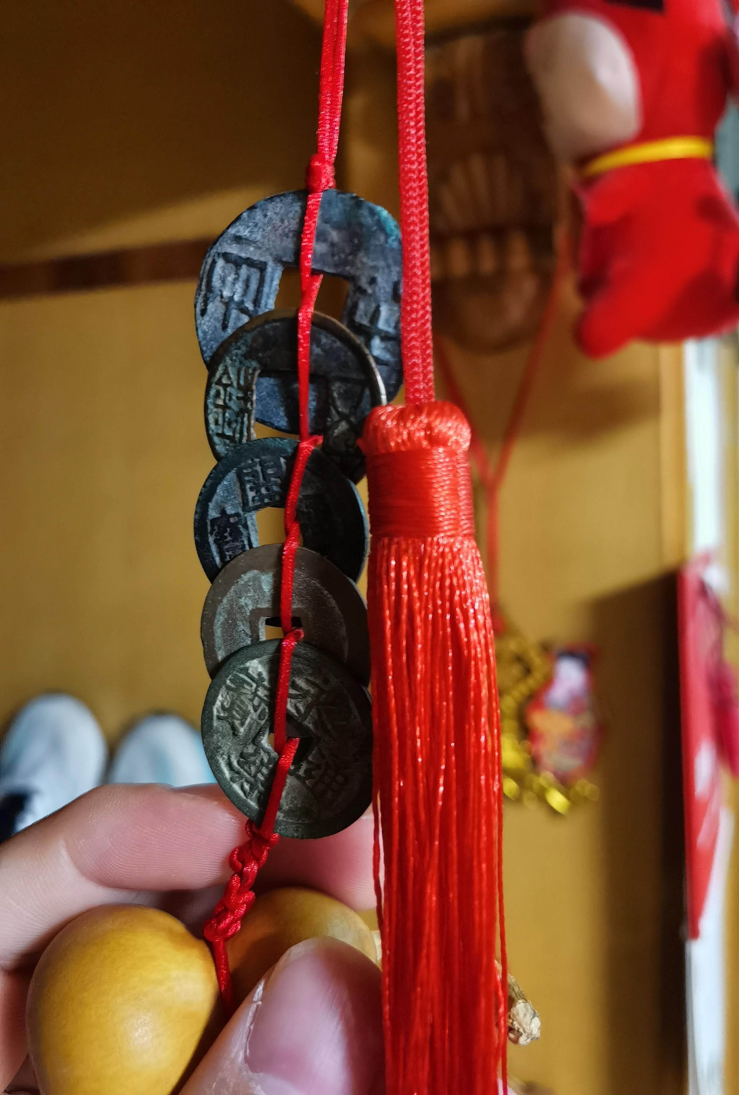 “五帝钱”一般不建议随身携带，而是静放：可以串起来，悬挂在大门进口内、玄关处，阳
