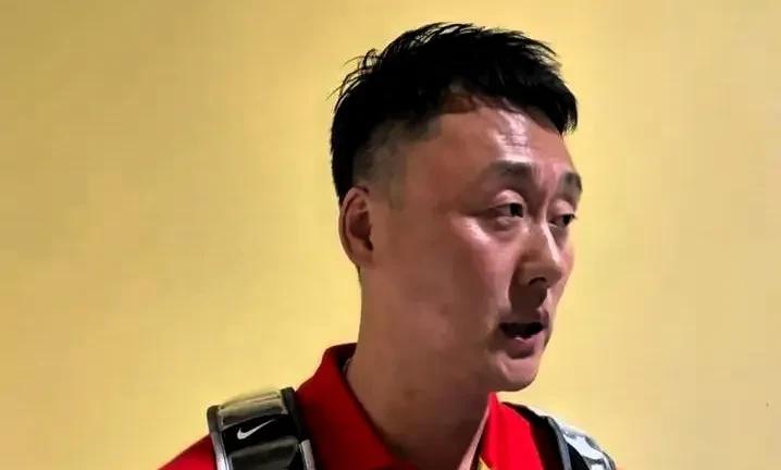 广东宏远教练曲绍斌，带队打加拿大，重用运球破不了包夹小后卫杨溢，没护框的没篮板的