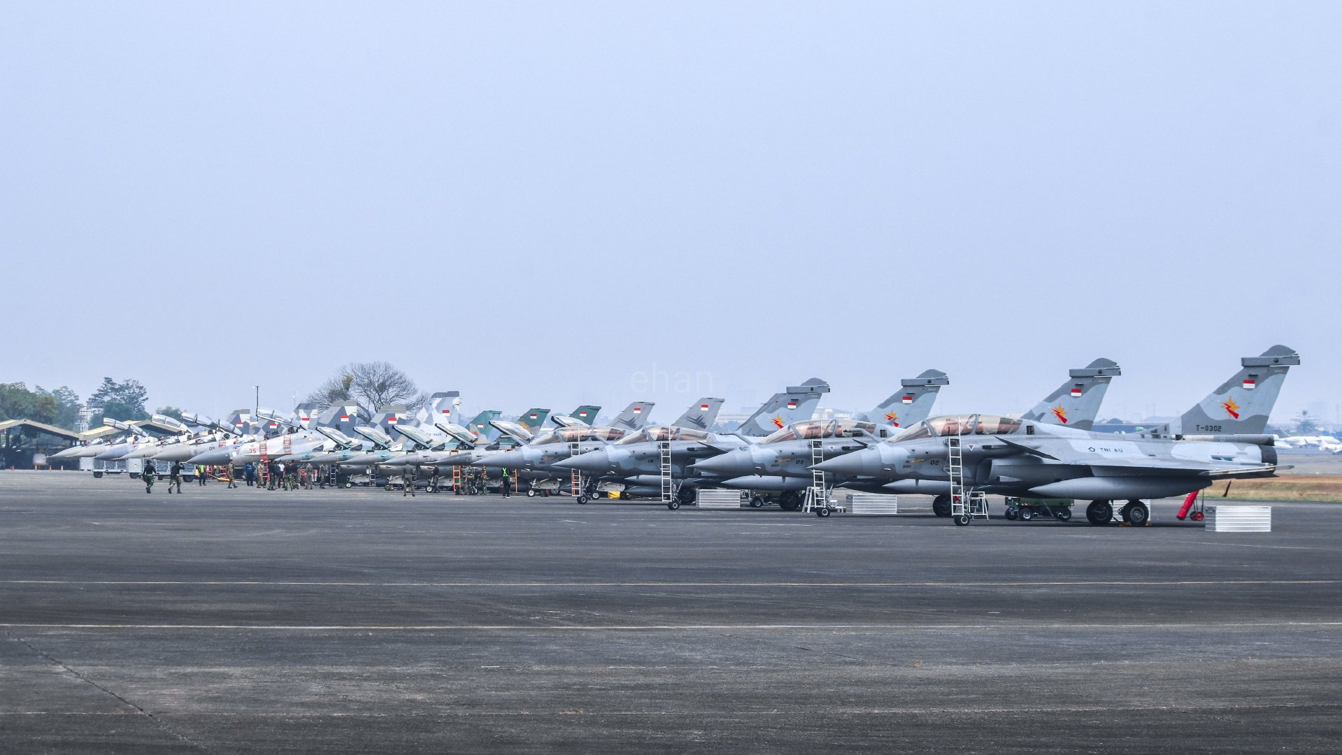 印尼空军正式接收了“阵风”战斗机。图中从近到远依次大致是（有混放）：阵风EI/DIF-16C/DF-