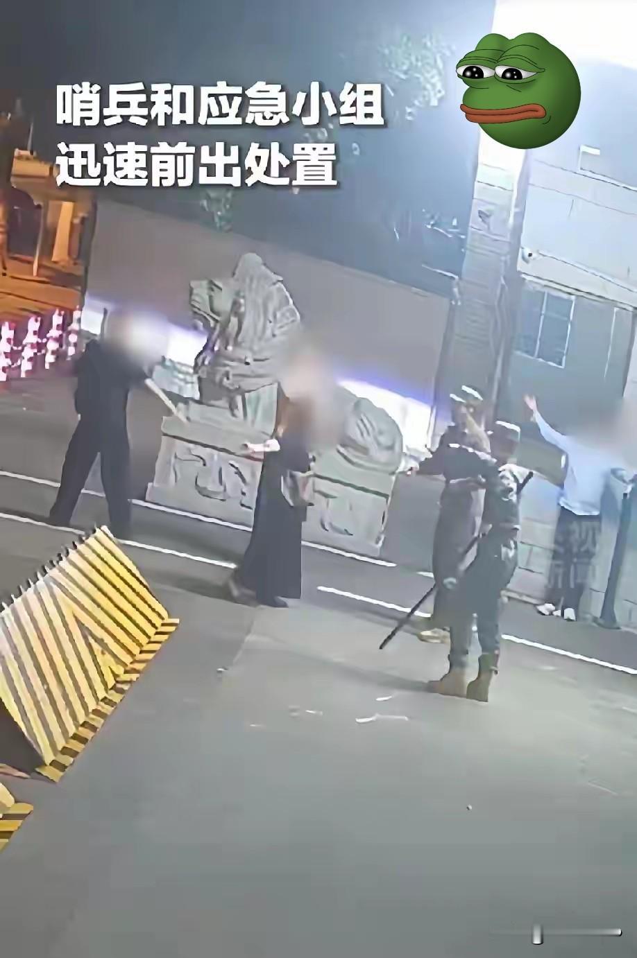 5月10日凌晨0点17分，四川成都，夜色里突然冲出来一个慌不择路的男子，直接扑向