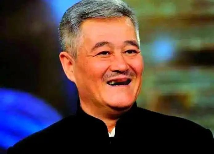 赵本山的话，全应验了！2010年，闫学晶刚落北京户口，跟赵本山炫耀：“我是北京人