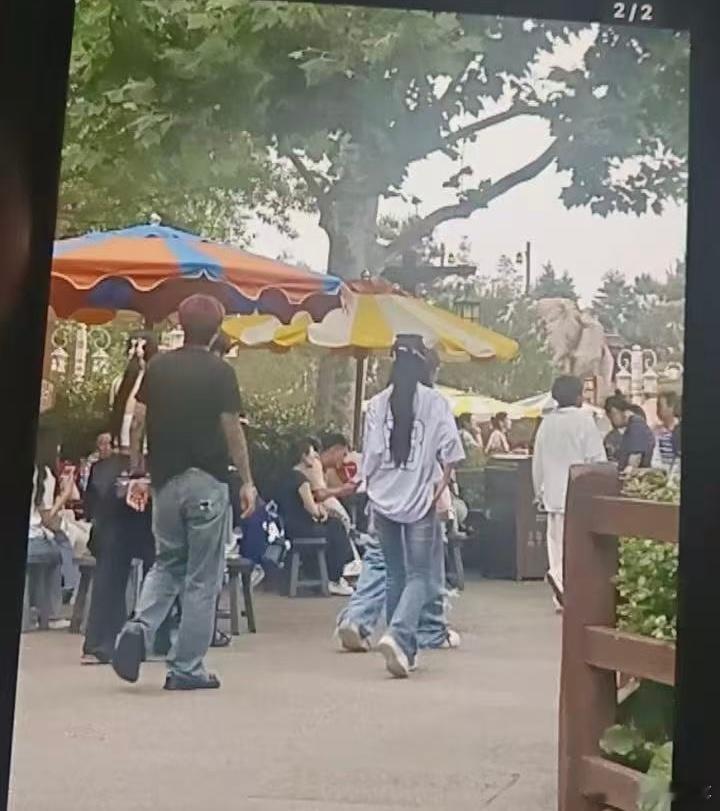 牌牌琦新交的女朋友这是网红吗？被网友拍到了，牌牌琦这是婚内出轨了，还是彻底和小伊