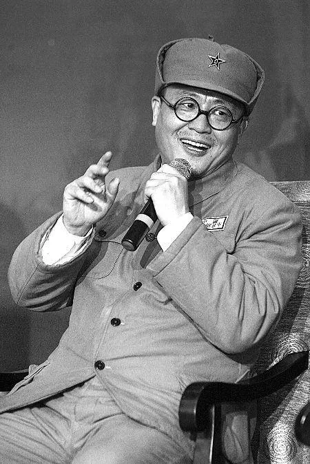 1927年，刘俊泰想娶一名“妓女”，刘伯承极力反对。刘俊泰转身就跑到巡捕房举报：
