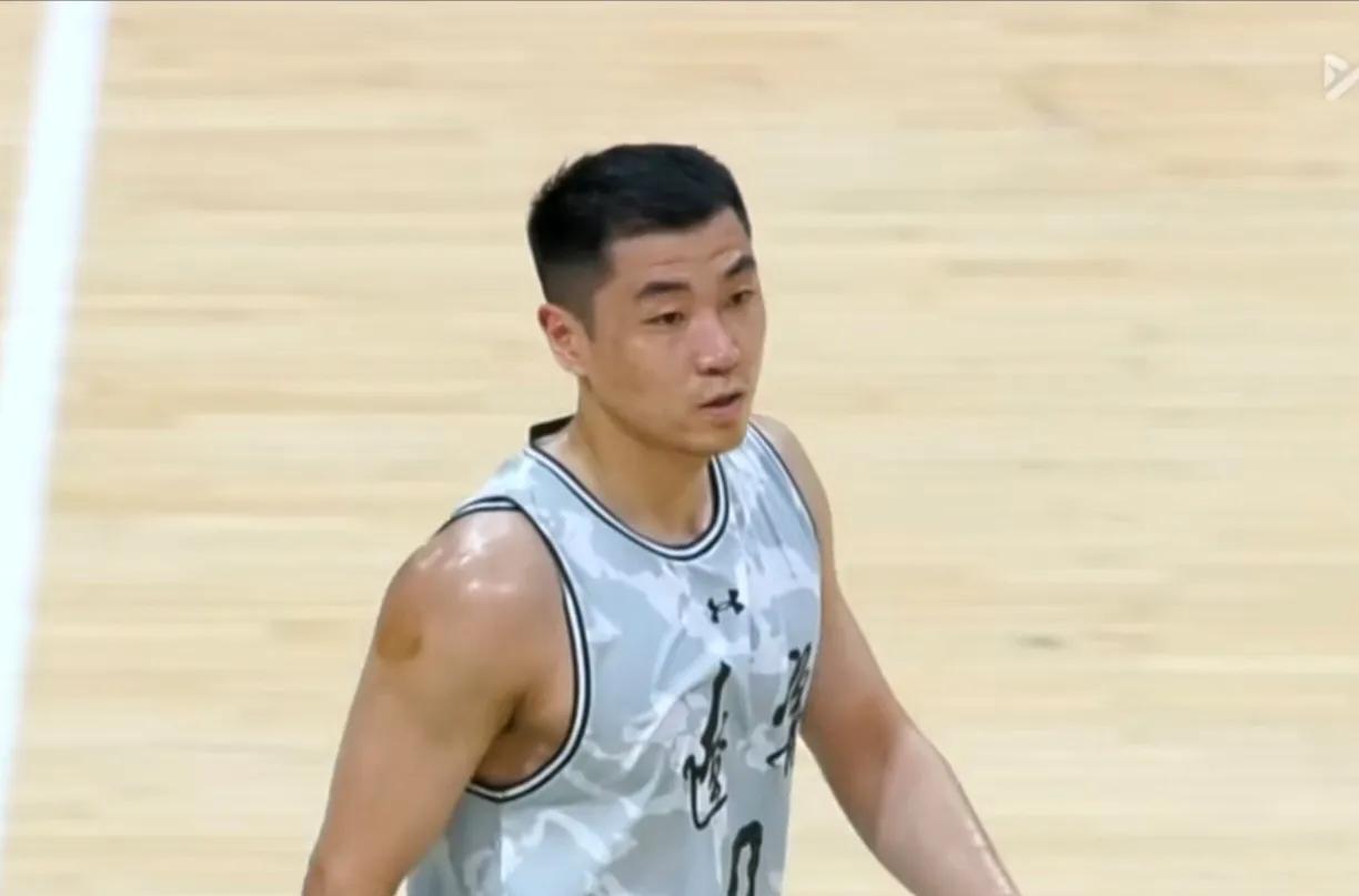 山东男篮捡到宝了！高诗岩人品不错，在赛场上不遗余力，苦活、脏活都干，他从来不去计