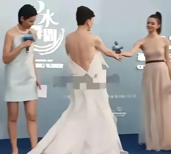 照片中这个59岁的香港女艺人，穿成这样出席活动，这不是给观众添堵吗？59岁的身
