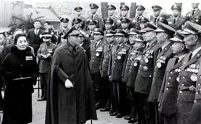 很多人以为1949年蒋介石败退台湾是被解放军