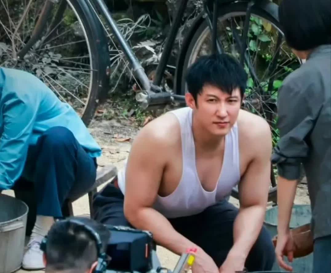 黄景瑜！别吃了！！你你你你怎么胖了[哭哭][哭哭][哭哭]脱
