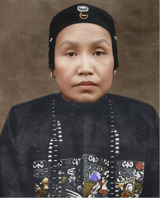 曾国藩新婚，洞房花烛夜，曾国藩掀开新娘的红盖头，发现新娘不是王家小姐，而是恩师欧