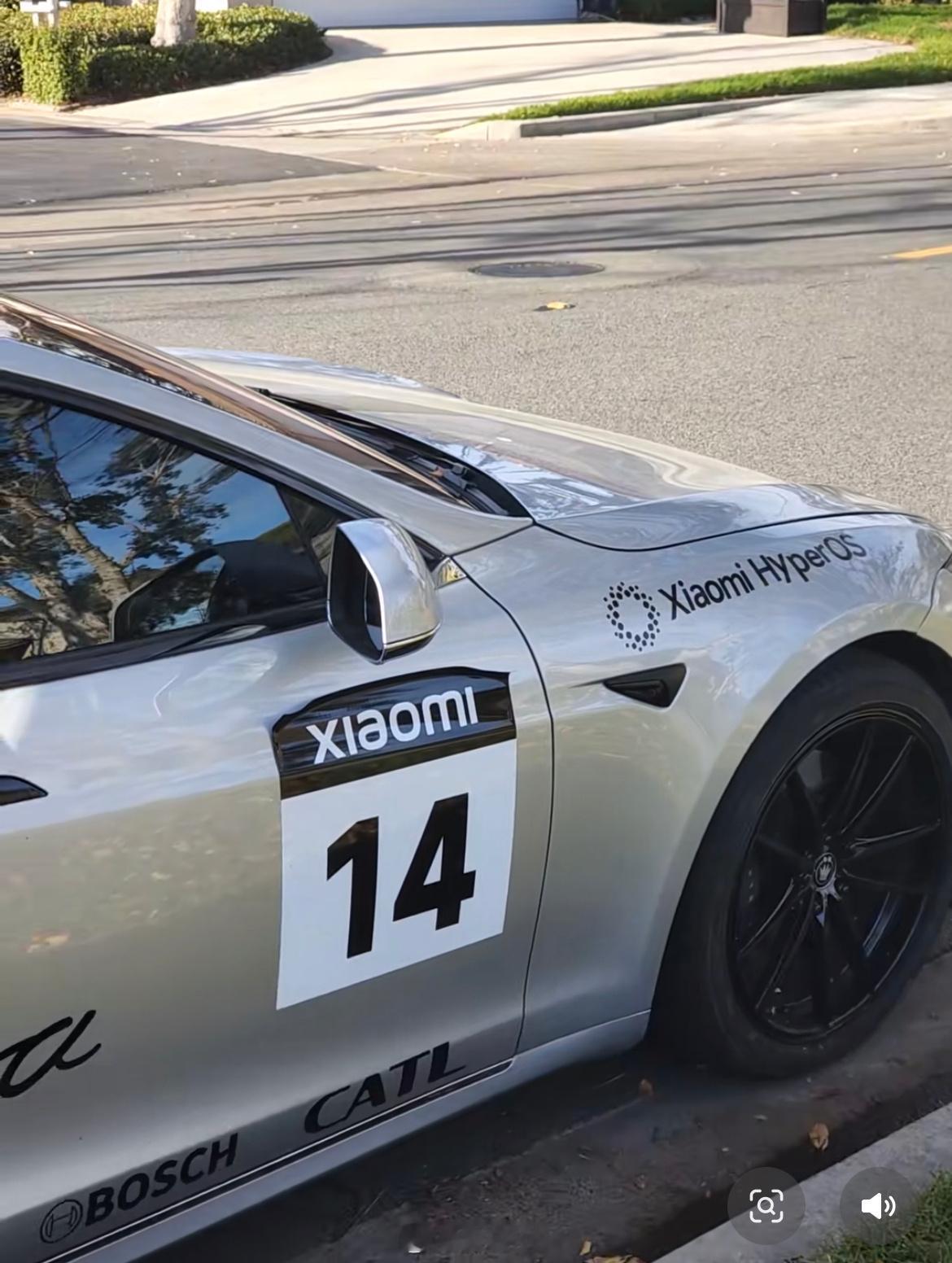 美国的一辆特斯拉ModelS被车主贴上小米的元素，乍眼一看还以为小米su7Ul