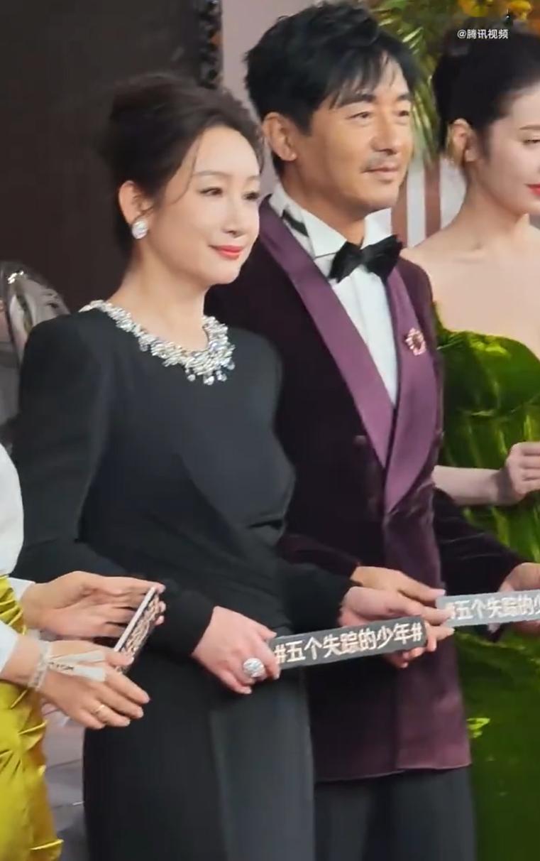 秦海璐太平洋直角肩秦海璐这次红毯造型太绝啦！一袭掐腰黑裙优雅登场，那“太平洋