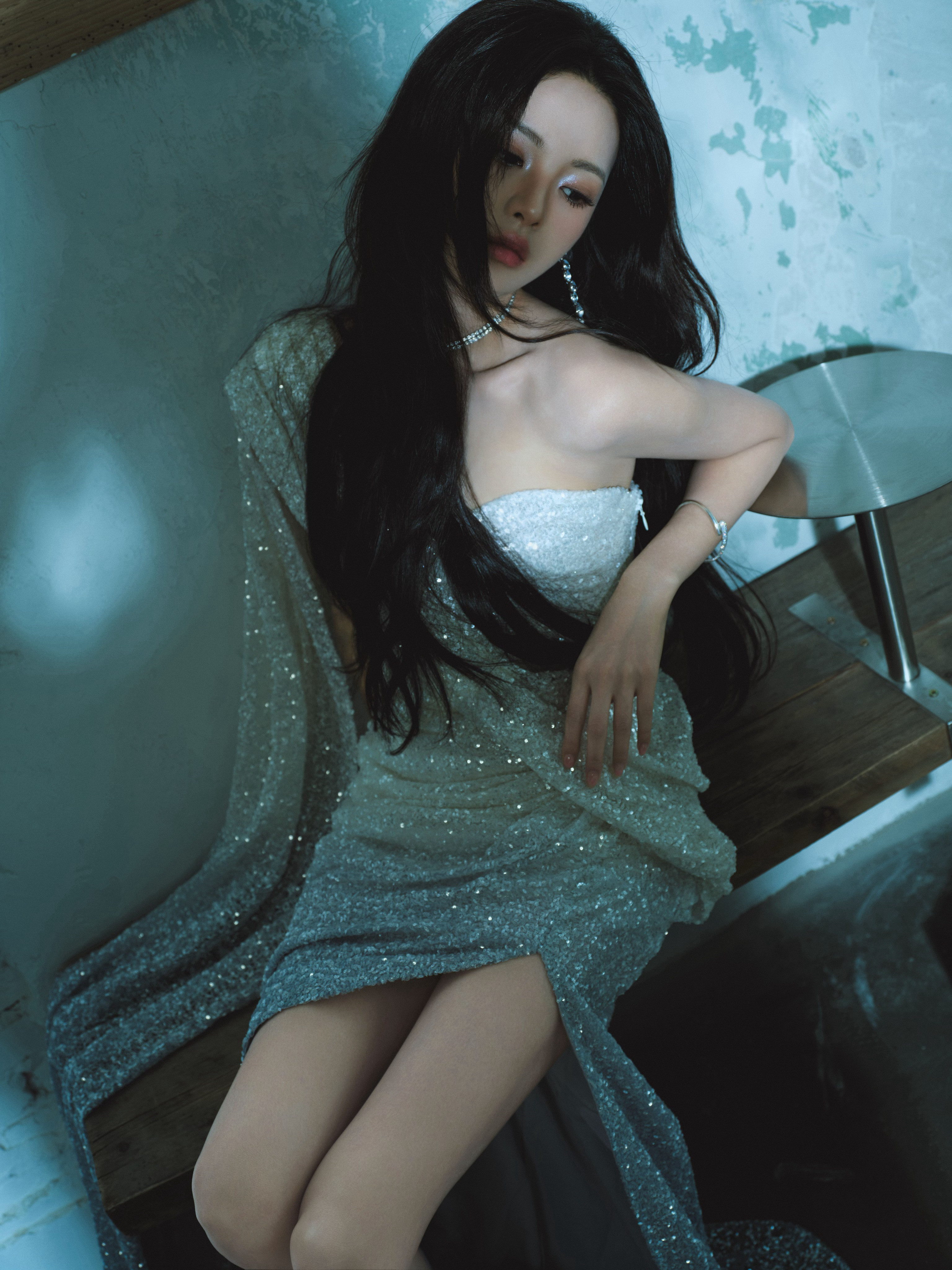 杨超越×超级夏晚造型Look，一袭TonyWard仙裙出镜，亮片点缀的渐