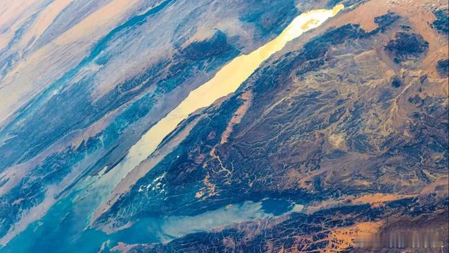 沉睡裂谷已苏醒：苏伊士湾仍在扩张！传统观点认为，非洲与亚洲之间的苏伊士湾，其扩张