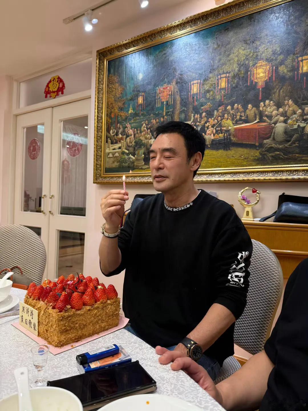 钟镇涛举办生日派对，完全看不出他已经七十二岁了啊，年轻时候又帅又有魅力，年纪大了