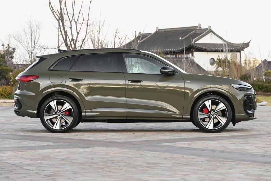 新款的奥迪Q5L上市了，我觉得这一代的颜值，是所有的历代当中颜值最强的一代。