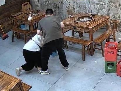 内蒙古乌海，饭店服务员弯腰上菜后，向后撤步，绊在顾客的脚上，摔至十级伤残。事后，