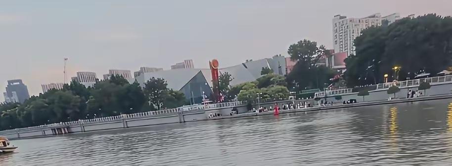 不会游泳的人，掉河里有多恐惧，你可能无法想象。①首先，脚下无底，人瞬间慌了，没法