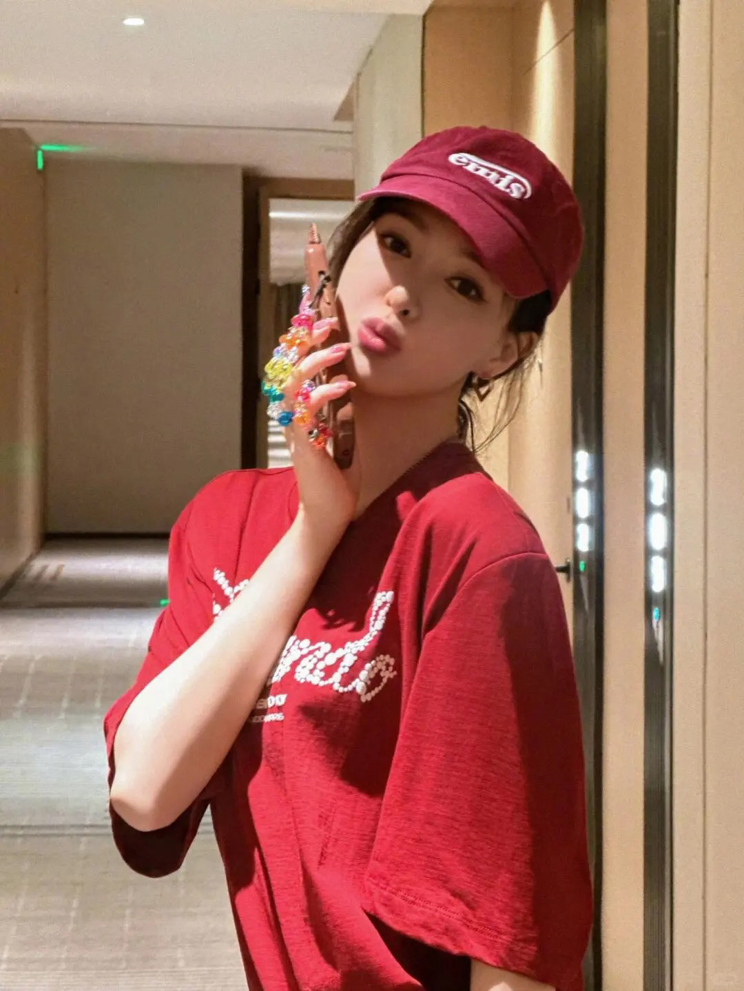 唐嫣这次穿搭很有少女感！红色的字母T恤，搭配一条高腰的蓝色牛仔裤，头戴红色棒球帽呼应衣服，非常有活力
