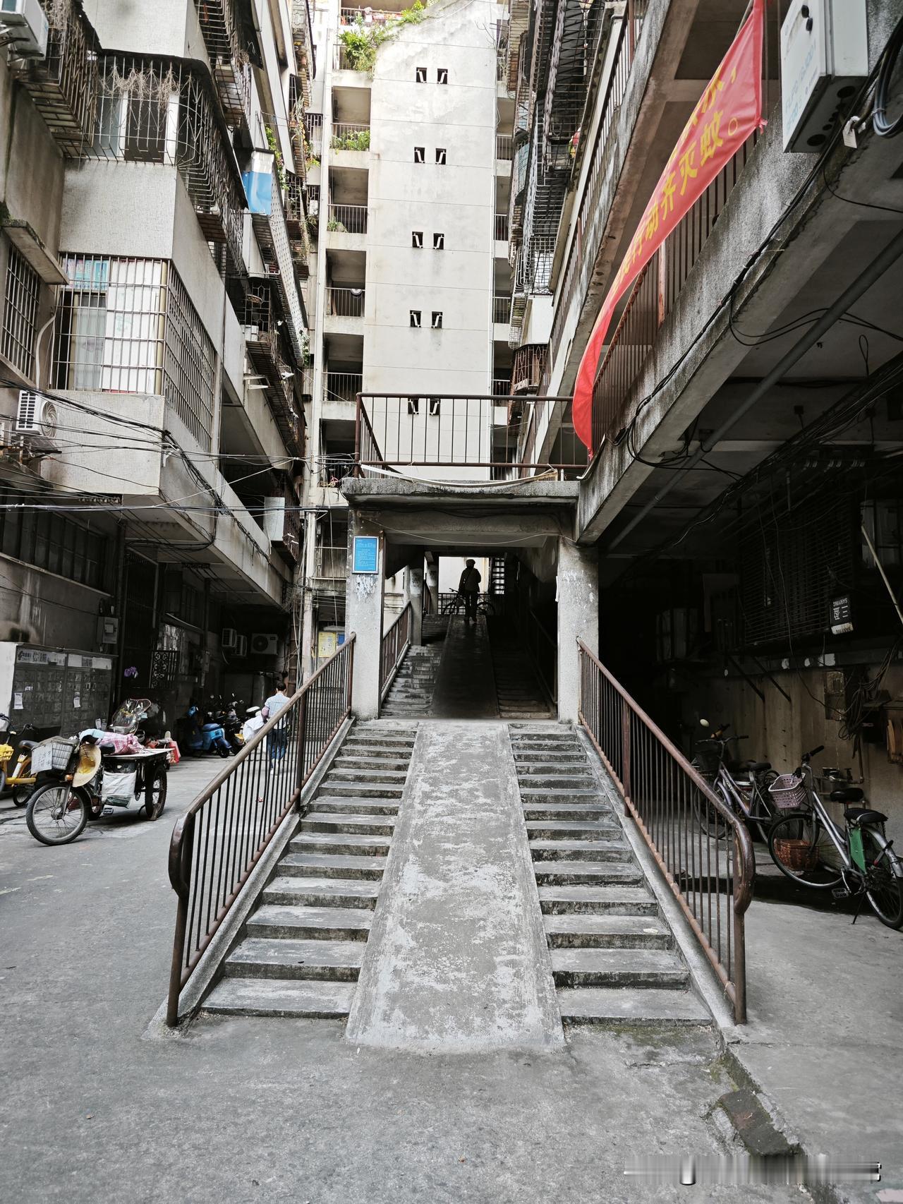 外卖员看了想辞职的小区，到底有多离谱!今天逛老小区直接看懵了——这楼简直是