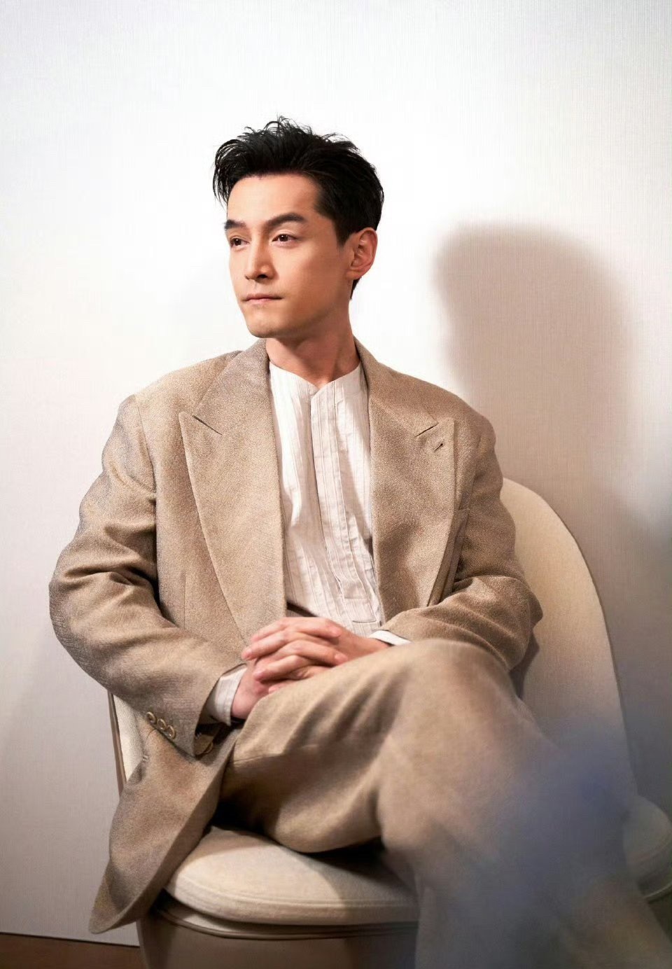 胡歌接受访谈时说到自己已经过气了，说自己现在肯定无法跟当红演员比，人气也比不上了