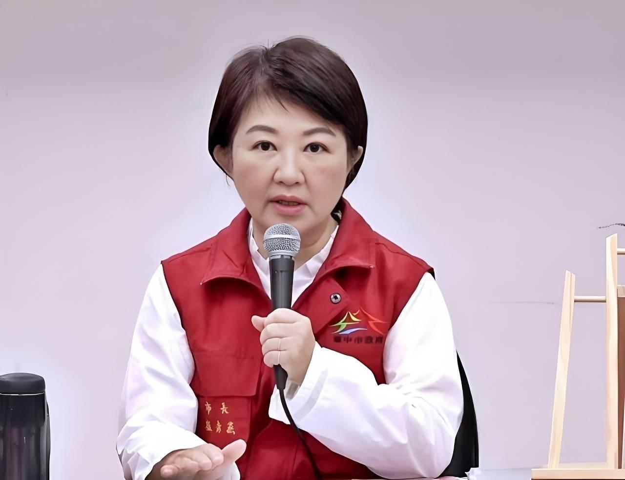 妈妈市长卢秀燕和台中市各局长们被民进党的人问傻眼了，尤其那句“卢市长是你妈妈吗”