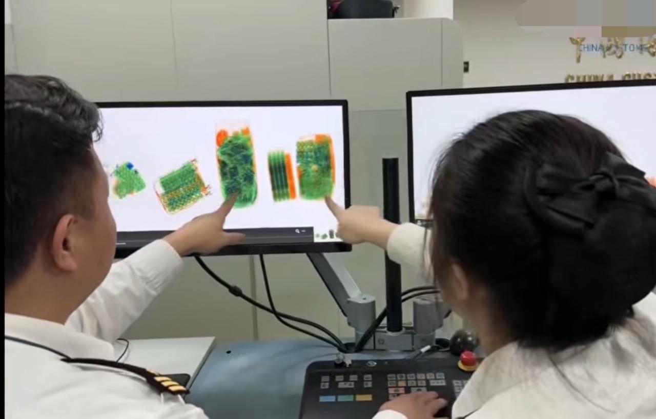 福建厦门，一名入境旅客携带两个大纸箱子入境，机检显示，里面的东西密度高，呈椭圆形