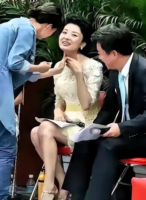周涛朱军这张老照片，梦回央视黄金年代！周涛穿蕾丝裙笑得好甜，工作人员凑近补