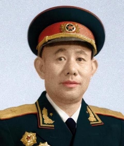 1951年，一群志愿军在撤退时，猛然发现眼前狭隘的山谷中，竟出现了成千上万个美军