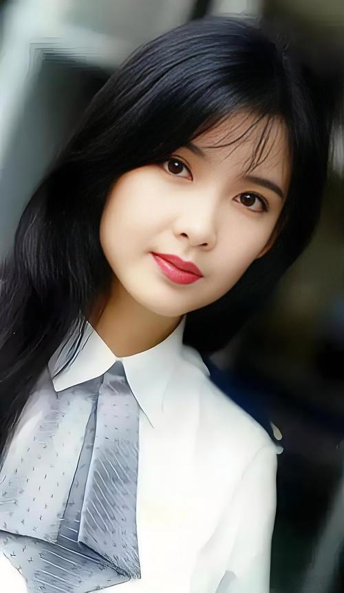 周慧敏写真温柔清丽，长发披肩浅笑嫣然，尽显玉女本色原来我也可以这么美变装秀