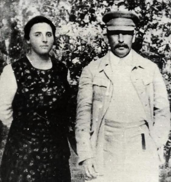 1932年的一天，斯大林喝醉后与一个漂亮的贵妇调情，妻子看不惯发了脾气，谁料想斯