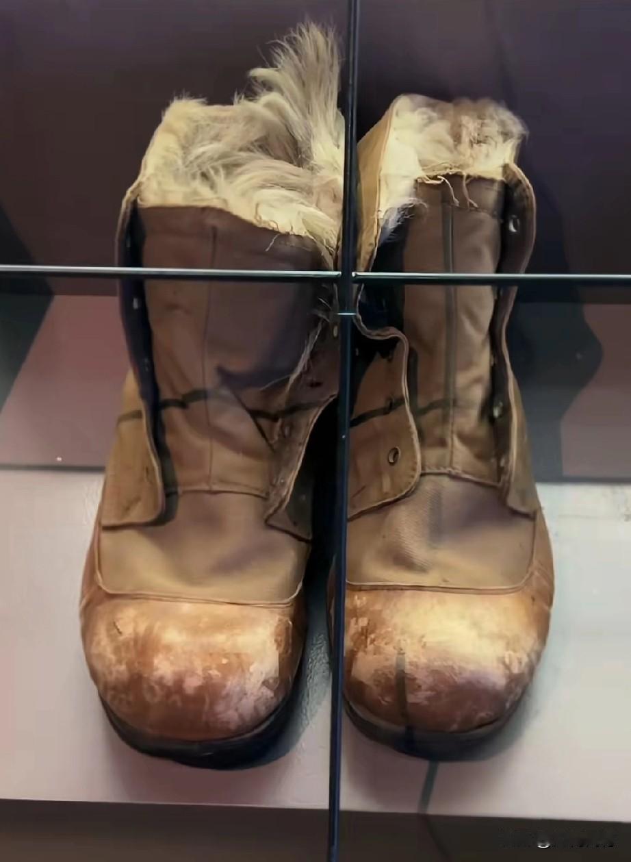 日本鬼子穿的鞋，不仅非常结实，而且非常的暖和，外面全是皮子的，里面都是动物毛，冬