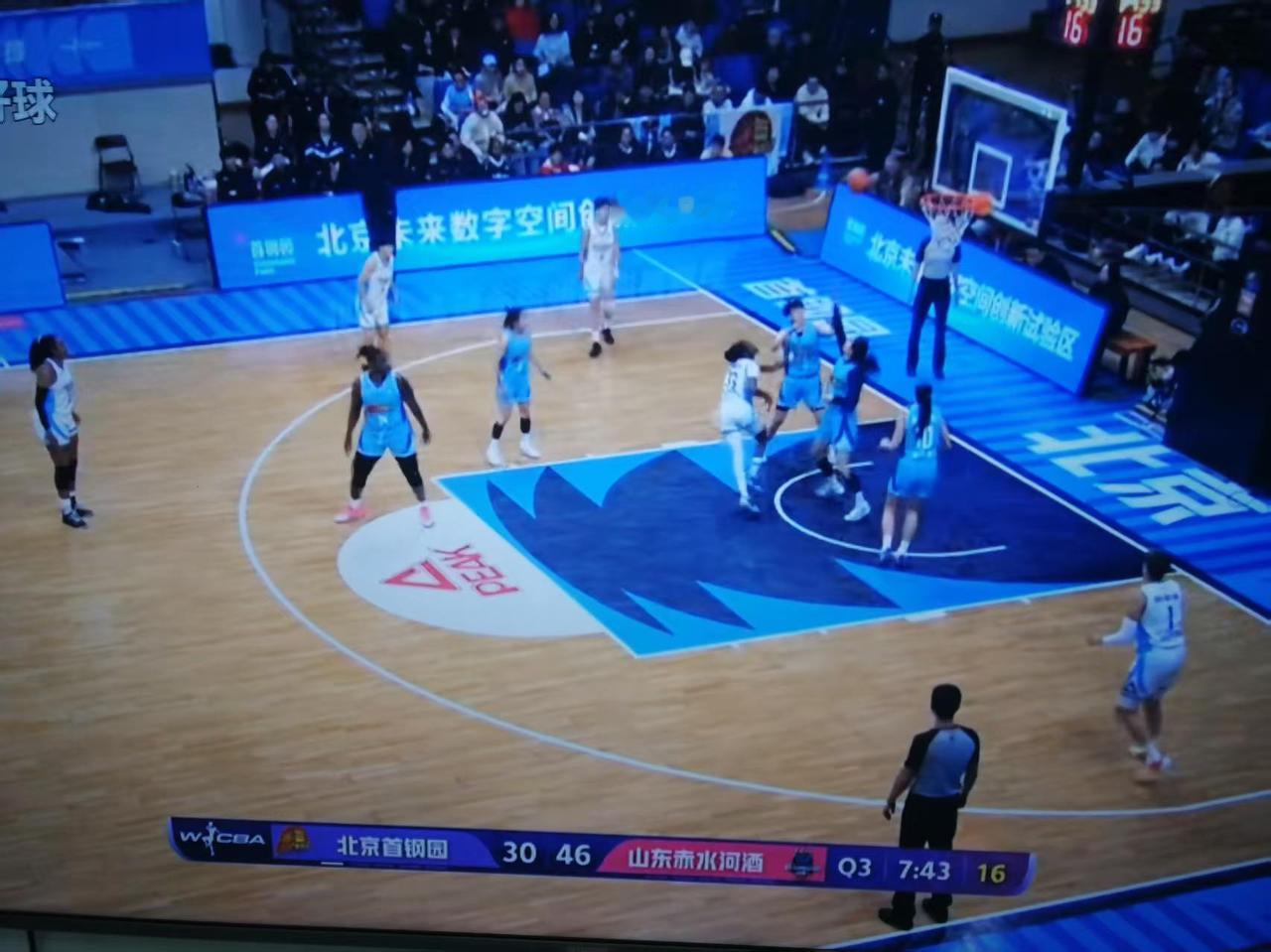 北京女篮主场的球迷真有意思，山东女篮的队员罚球的时候，一帮大老爷们像杀猪一样干嚎