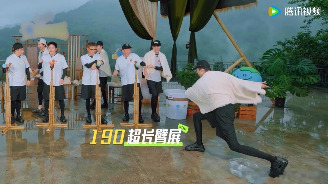刘宇宁臂展190刘宇宁横竖都是190刘宇宁的臂展，像在给泼水游戏加特效。他竖着