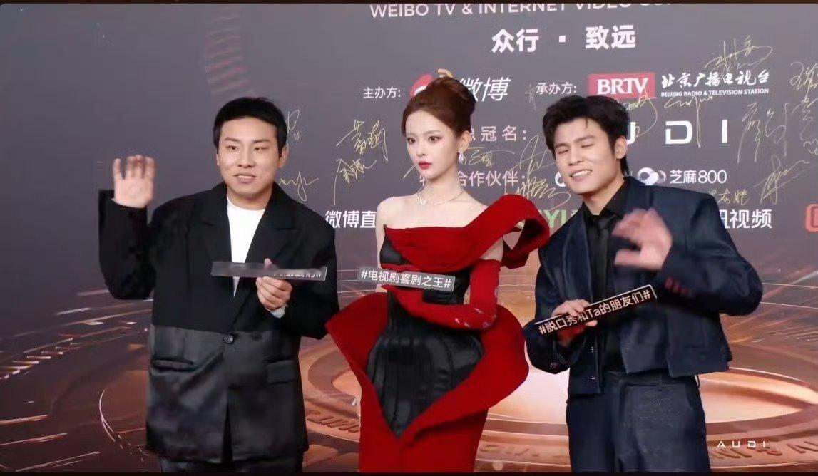 杨超越和她的仆人们杨超越一定要憋住笑！不然就不是女王范了哈徐志胜和广志在身边真