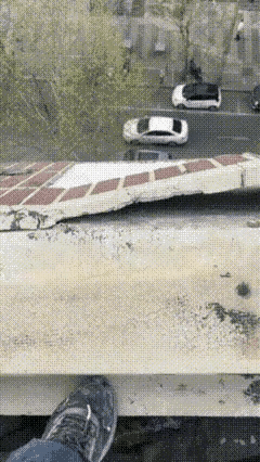 以前的老房子好可怕万一掉下去了砸到人可就全完了[思考]