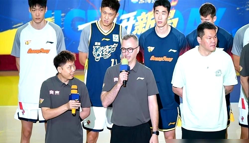 7月卸任总经理，早就不拿宏远一分钱工资，老板陈海涛一个电话，朱芳雨又站回了主场。主持、互动、给胡明轩
