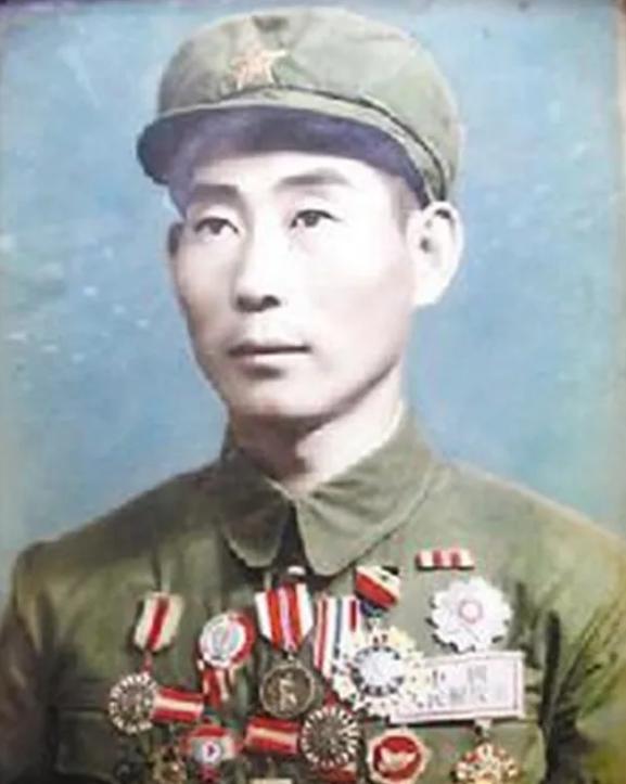 1948年，平津战役夜行军，小战士平太信夜间穿插途中离队解手，冷不丁撞上一个戴铁