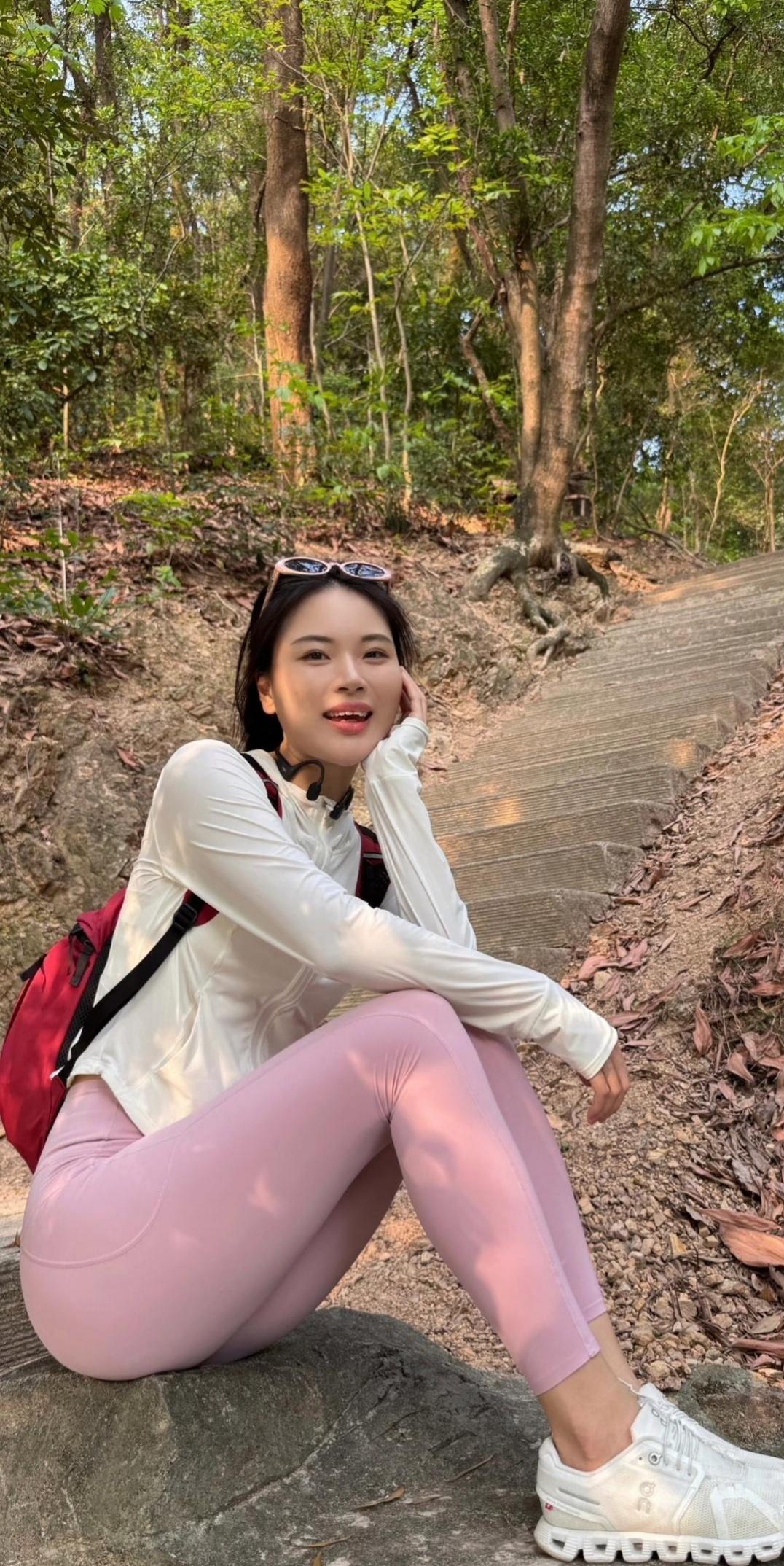 坐在通往山顶的石阶上——现代诗我不走了就坐在这截冰冷的石头上风从山谷