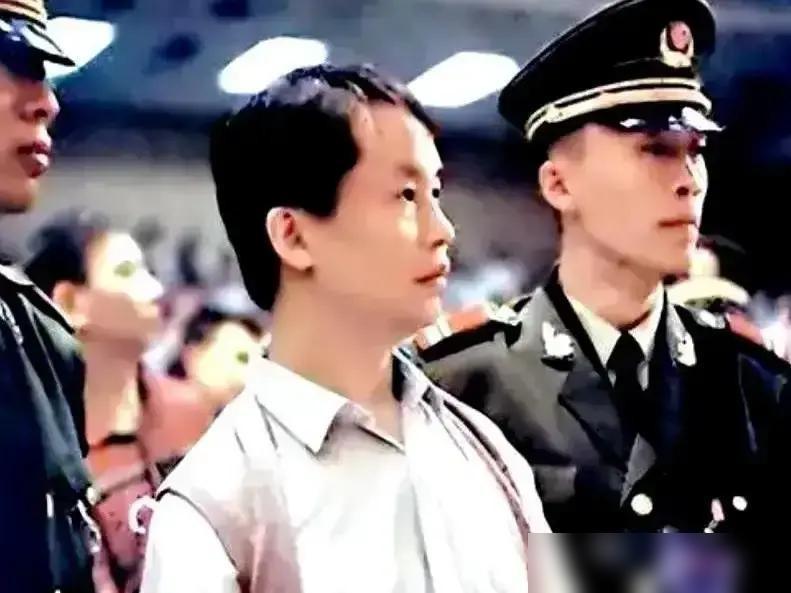 张子强绑完李嘉诚拿到十亿后飘了，跑澳门赌场想再捞一块蛋糕，直接点名要见何鸿燊。