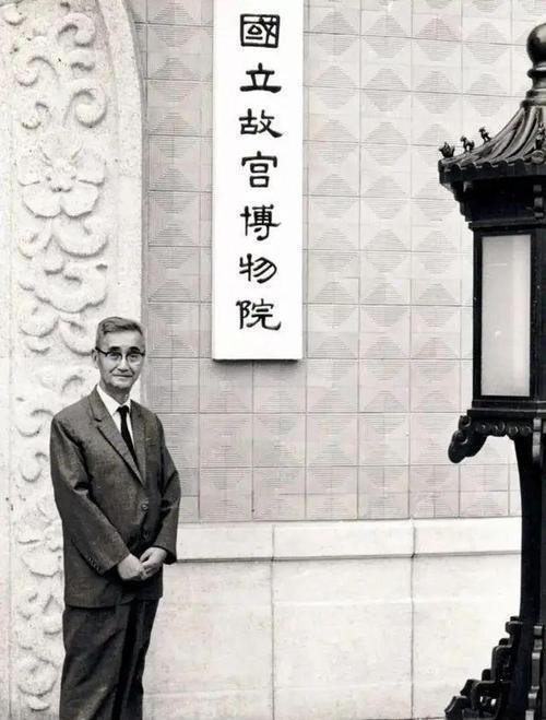 台北故宫院长萧宗煌曾叫嚣，“故宫文物是在“中华民国”执政时带来到台湾的，属于“中