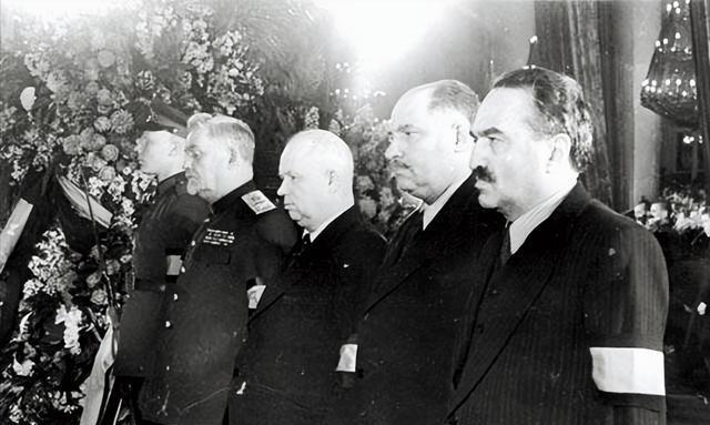 斯大林去世后，斯大林葬礼的规格甚至超过了当年列宁的葬礼。在斯大林葬礼上，许多苏联