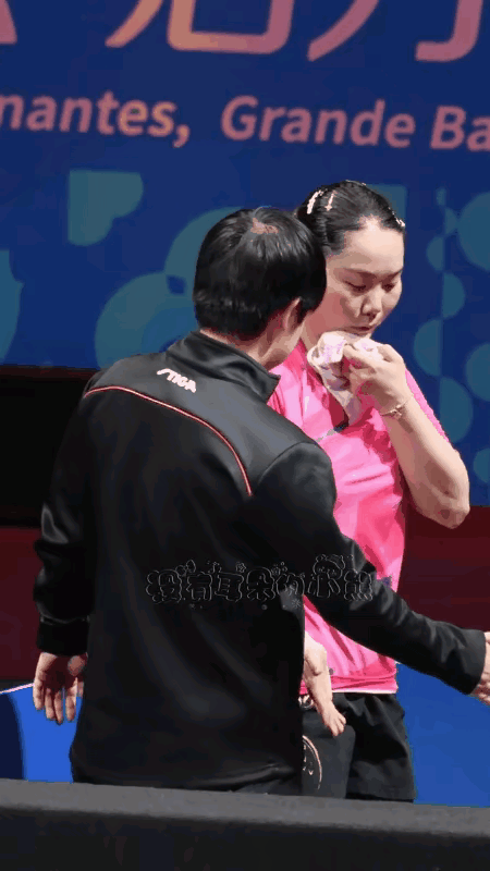 河北女团丢失冠军，莎莎最伤心的，还换上笑脸安慰佳佳！莎莎大气又懂事！竞技体育