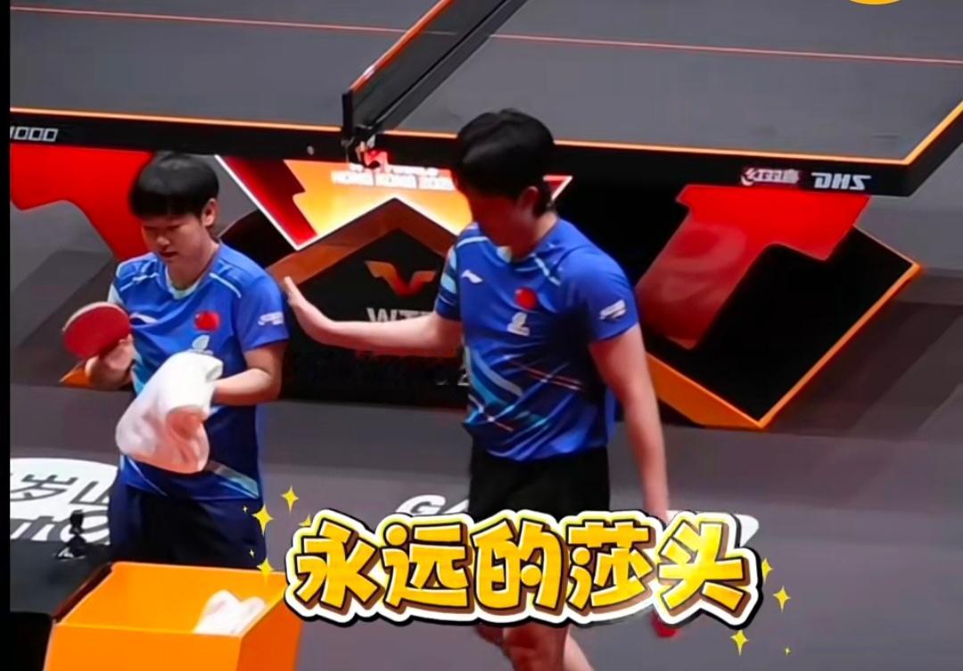 王楚钦拍了拍孙颖莎肩膀孙颖莎因脚伤自责，王楚钦暖心拍拍她的肩膀：没事没事儿！八年